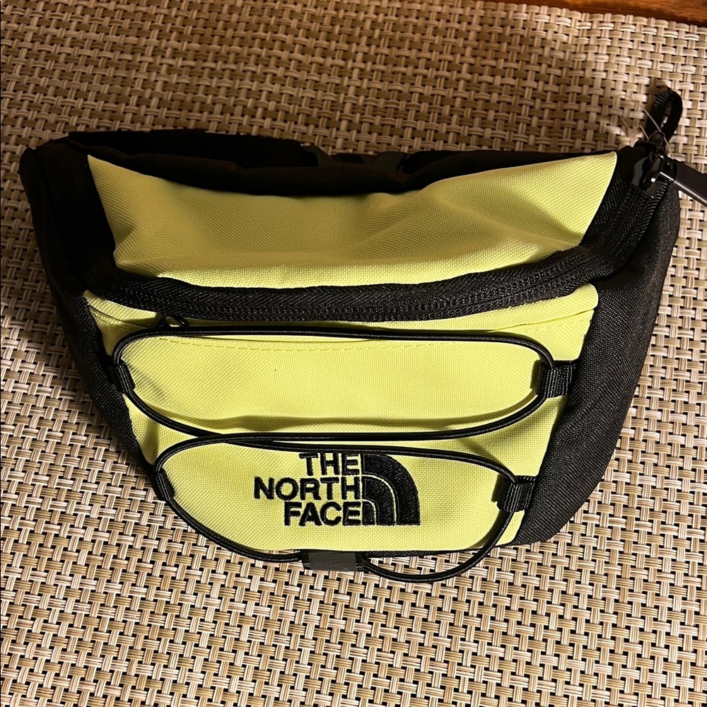 The North Face 🌟HP🌟Green and Black Belt Bag NWOT